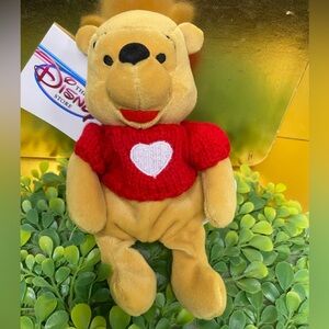 DISNEY STORE NWT 90s WINNIE THE POOH w/RED KNIT HEART SWEATER BEAN BAG PLUSH 8”